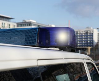 Polizei fahndet: Asylbewerber verletzen 17-Jährigen mit Messer und fliehen!