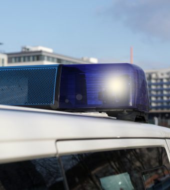 Polizei fahndet: Asylbewerber verletzen 17-Jährigen mit Messer und fliehen!