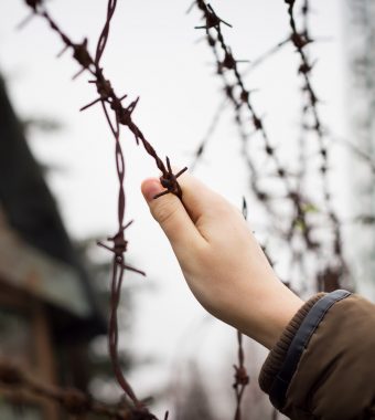 Flüchtlingen droht Ausgangssperre: FPÖ äußert fragwürdigen Lösungsansatz!