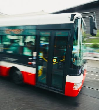 Vollbesetzter Schulbus rast in Häuserwand: Viele Verletzte!