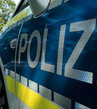 Essen: Junge Flüchtlinge (13-18) zerstören Tchibo-Geschäft und verletzen Mann mit Messer!