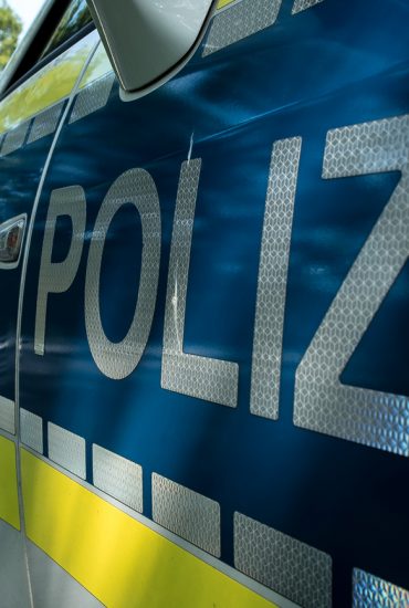 Essen: Junge Flüchtlinge (13-18) zerstören Tchibo-Geschäft und verletzen Mann mit Messer!